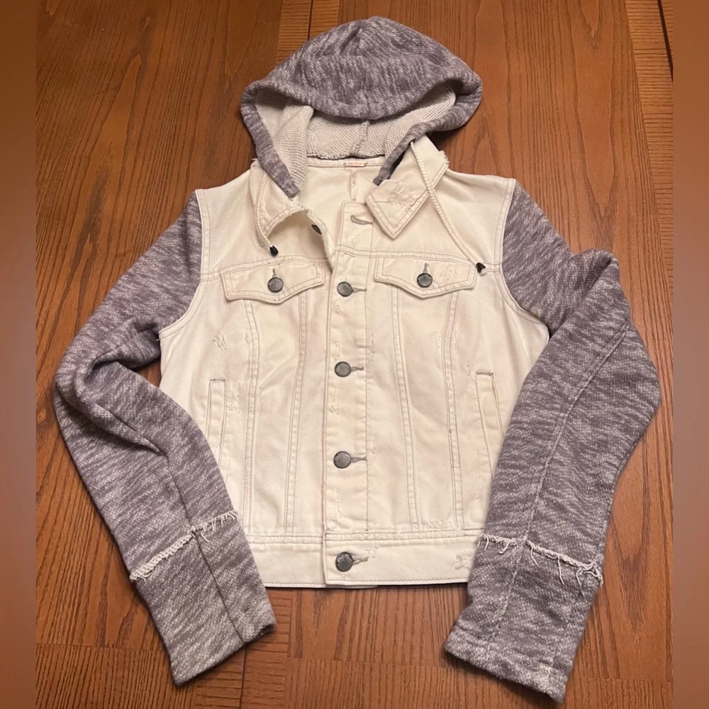Free People Knit Sleeve & Knit Hood Distressed White Denim Jean Jacket Size XS - Picture 14 of 16